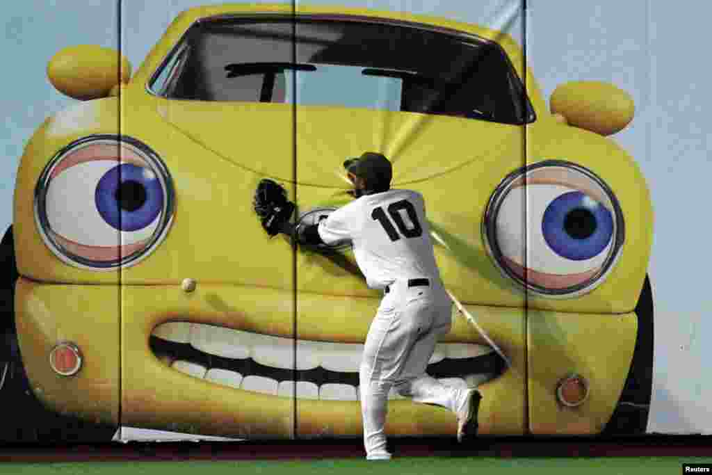 San Francisco Giants left fielder Eduardo Nunez (10) reaches for a double hit by Atlanta Braves third baseman Rio Ruiz (not pictured) in the eighth inning of their MLB baseball game at AT&amp;T Park in San Francisco, California. ( Credit: Lance Iversen-USA TODAY Sport)