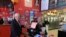U.S. Vice President Mike Pence orders lunch from Beth Steele, owner of Beth’s Burger Bar in Orlando, Fla., May 20, 2020. (Steve Herman/VOA) 