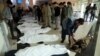 지난 5월 아프가니스탄 하자라족 집단 거주지 여학교에서 발생한 폭탄 테러 직후 주민들이 사체를 수습하고 있다.