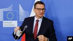 រូបឯកសារ៖ នាយករដ្ឋមន្រ្តី​ប៉ូឡូញ​លោក Mateusz Morawiecki នៅពេល​លោក​ចូលរួម​កិច្ចប្រជុំ​ជាមួយ​ប្រធាន​គណៈកម្មការ​អឺរ៉ុប នៅ​ទីស្នាក់ការ​កណ្តាល​របស់​សហភាព​អឺរ៉ុប​ក្នុង​ទីក្រុង​ព្រុចសែល កាលពី​ថ្ងៃទី១៣ ខែកក្កដា ឆ្នាំ២០២១។