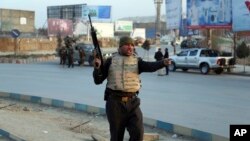 阿富汗保安部队抵达政府建筑遇袭现场（2018年12月24日）