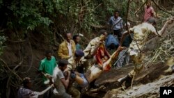 ፎቶ ፋይል፡ በመስከረም ወር 2009 ዓ.ም በኢሬቻ በዓል ላይ የነበሩ ተሳታፊዎች ከገቡበት ገደል ለመውጣት ሲጣጣሩ 