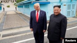 2019年6月30日美国总统特朗普在韩国板门店非军事区与朝鲜领导人金正恩会面。