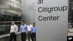 Sekelompok orang melintasi Citigroup Center di New York (Foto: dok). Karena terkena imbas resesi, Citigroup yang berbasis di Amerika ini akan menutup 16 cabang banknya di Yunani.