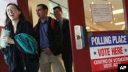 维吉尼亚州阿灵顿地区选民3日投票后步出投票站