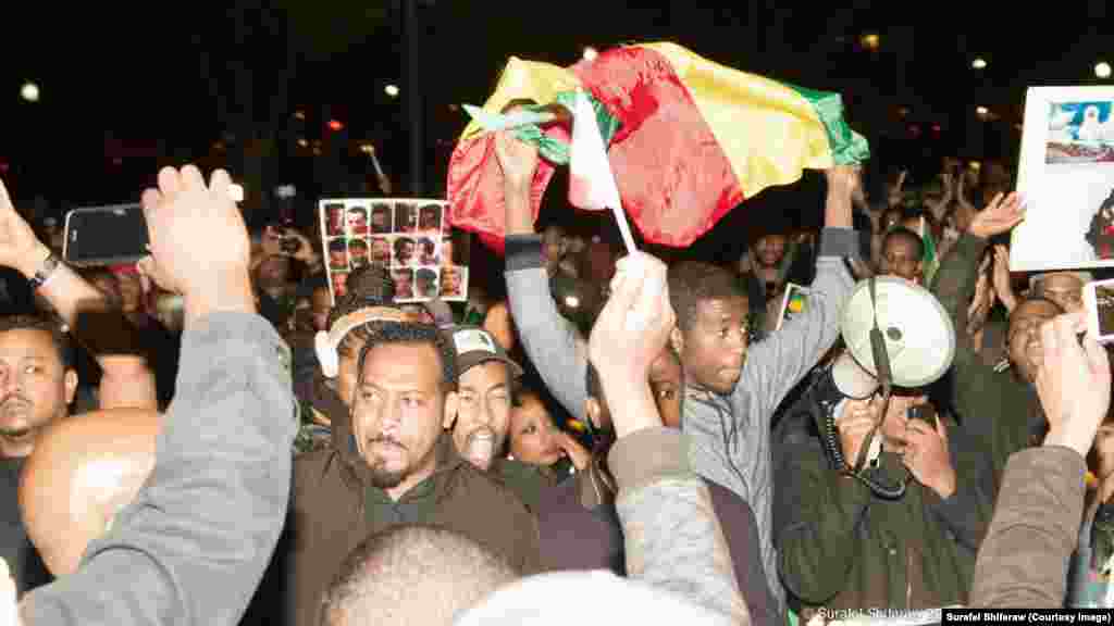 እሥላማዊ መንግሥት ነኝ በሚለው ፅንፈኛ የሽብር ቡድን ሊብያ ውስጥ ለተገደሉ መታሰቢያ በዋይት ሃውስ ደጅ የተዘጋጀ ሻማ የማብራት ሥነ-ሥርዓት