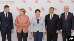 Lideri centralnoevropskih zemalja sa nemačkom kancelarkom Angelom Merkel na sastanku u Varšavi