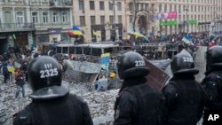 Polisi Ukraina melakukan penjagaan terhadap gedung-gedung pemerintah di ibukota Kiev, Ukraina sementara unjuk rasa berlanjut (21/1).