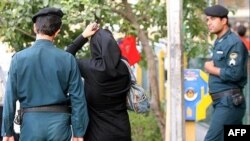 İranlı qadın fotomüxbir, fəal Məryəm Məcd Tehran hava limanında yoxa çıxıb