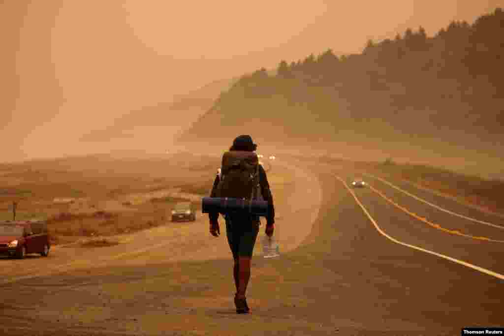 미국 캘리포니아주 오리크 외곽 지역이 산불로 발생한 연기에 덮였다. 