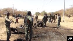 3月21日一名伊斯兰自杀炸弹杀手把廷巴克图机场附近的的马里军队检查岗哨炸成瓦砾，马里士兵在察看爆炸现场