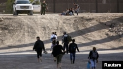 2019年5月31日移民非法进入美国后在德克萨斯州埃尔帕索要求庇护。