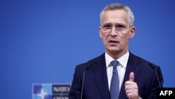 2024年4月3日，北约秘书长斯托尔滕贝格在布鲁塞尔北约总部举行的北约外长会议期间举行新闻发布会。（法新社照片）