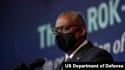 美国防部长在首尔举行的韩国国防老兵协会发表讲话。（2021年12月1日）