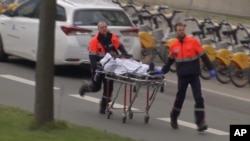 تصویر گرفته شده از تلویزیون که انتقال یک مجروح حملات متروی بروکسل را نشان می دهد.