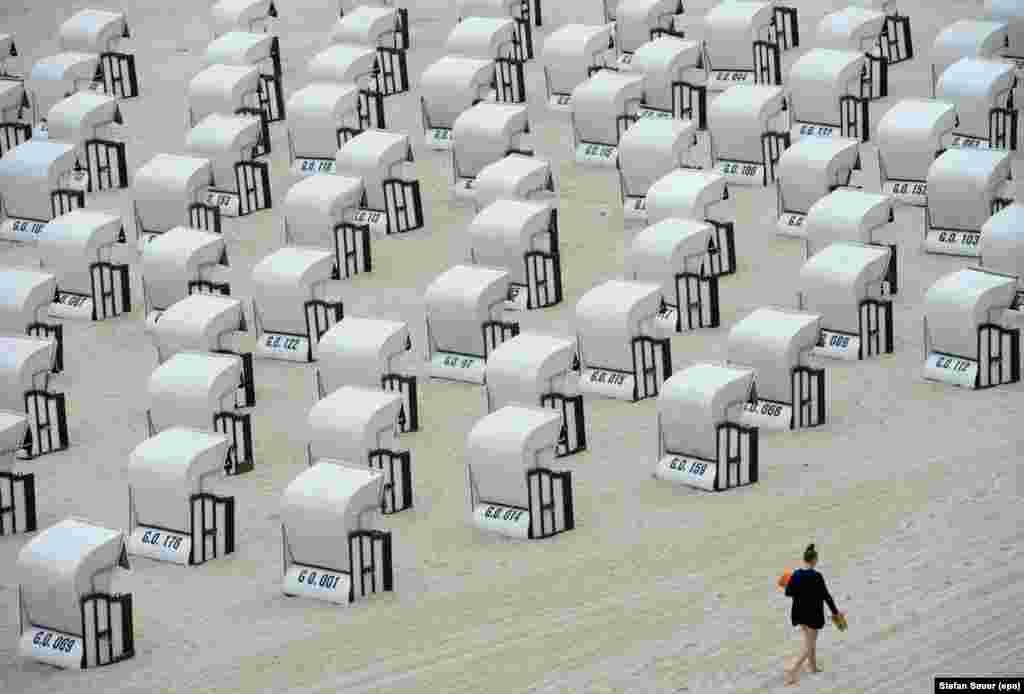 Kursi-kursi pantai tampak kosong di pantai Laut Baltik di Pulau Ruegen, Jerman.