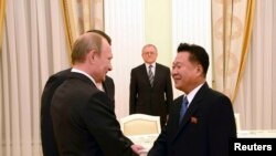 지난 해 모스크바를 방문한 최룡해 북한 노동당 비서가 블라디미르 푸틴 러시아 대통령과 회동하고 있다.