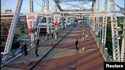 บอน โจวี ช่วยผู้หญิงที่พยายามกระโดดสะพาน ที่แนชวิลล์ รัฐเทนเนสซี 10 ก.ย. 2024 (METROPOLITAN NASHVILLE POLICE DEPARTMENT/Reuters)