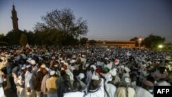 Les partisans de Sadiq al-Mahdi, ancien Premier ministre soudanais et chef du parti de l'opposition Umma, se sont rassemblés devant une mosquée située dans la mosquée d'Omdurman, la ville jumelle de la capitale, Khartoum, le 19 décembre 2018.