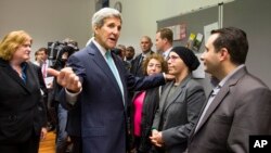 جان کری در حال گفت و گو با پناهندگان سوری در آلمان - ۲۹ شهریور ۱۳۹۴