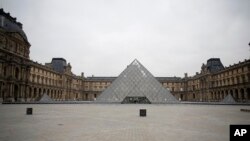 巴黎卢浮宫外空空荡荡。(2020年3月17日)