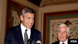Aktor George Clooney (kiri) berbicara mengenai konflik di Sudan di Gedung DPR AS, Capitol Hill. (foto: dok).