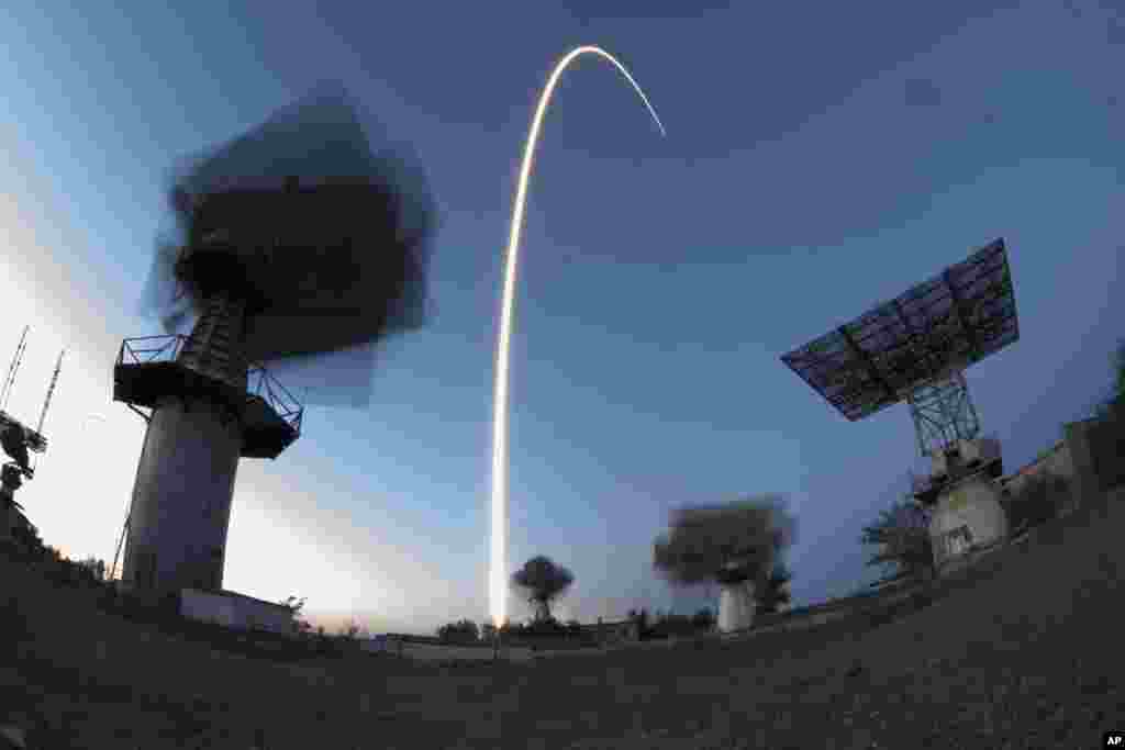 俄罗斯租用的哈萨克斯坦的拜科努尔航天中心发射火箭，把一组宇航员送到国际太空站（2017年7月28日）。