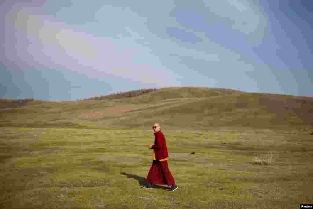 សង្ឃ​ពុទ្ធសាសនា​ជាន់ខ្ពស់​ &nbsp;Lobsang Tayang ដើរ​នៅ​ខាងក្រៅ​វត្ត​ Amarbayasgalant ក្នុង​ស្រុក​ Baruunburen ខេត្ត Selenge ប្រទេស​ម៉ុងហ្គោលី។