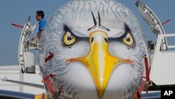 یک فروند هواپیمای مسافری امبرایر ساخت برزیل در پایگاه بورژه در حومه پاریس، محل برگزاری نمایشگاه بین المللی صنایع هوا و فضا