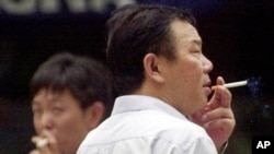 2001年8月16日中国上海: 最新研究预测中国所有吸烟年轻人的三分之一会在未来几十年内死亡。