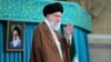 Pemimpin tertinggi Iran, Pemimpin Tertinggi Ayatollah Ali Khamenei melambaikan tangan kepada khalayak dalam sebuah pertemuan di Teheran, 27 Oktober 2024. (Foto: via AP)