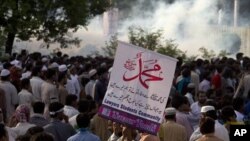 Warga Pakistan memrotes film anti-Islam, memblokir jalan menuju Kedutaan Besar Amerika Serikat di Islamabad. (AP/B.K. Bangash)