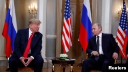 صدر ٹرمپ اور صدر پوٹن ملاقات کے آغاز سے قبل صحافیوں سے مختصر بات چیت کر رہے ہیں۔