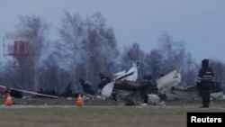 Reruntuhan pesawat Boeing 737 milik maskapai Tatarstan Airlines yang jatuh di bandara Kazan, Rusia (foto: 18/11).