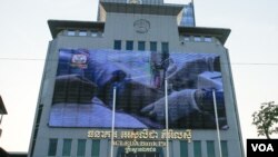 រូបឯកសារ៖ ធនាគារ​អេស៊ីលីដា​បាន​ផ្លាស់ប្តូរ​ស្លាកសញ្ញា​ប្រចាំក្រុមហ៊ុន​បន្ទាប់ពី​រដ្ឋាភិបាល​បាន​ប្រកាស​ថា​ស្លាក​សញ្ញា​របស់​ធនាគារ​នេះ​ស្រដៀង​នឹង​ស្លាកសញ្ញា​របស់​ក្រសួង​សេដ្ឋកិច្ច​និង​ហិរញ្ញវត្ថុកាល​ពី​ថ្ងៃទី​​១៩ កុម្ភៈ ២០១៧។ (នៅ វណ្ណារិន/វីអូអេ)