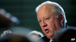 Thomas Shannon échange avec les journalistes lors de son voyage à Tokyo, Japon, le 13 juin 2017.