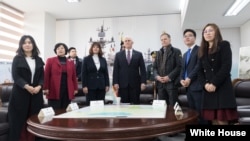 마이크 펜스 미국 부통령과 부인 카렌 여사가 지난 2월 한국 방문 당시 평택에서 탈북자들과 환담했다. 이 자리에는 북한에 억류됐다 혼수상태로 풀려난 뒤 숨진 미국 대학생 오토 웜비어 씨의 아버지 프레드 웜비어 씨도 참석했다. 왼쪽부터 탈북자 이현서 씨, 김혜숙 씨, 카렌 여사, 펜스 부통령, 웜비어 씨, 지성호 씨, 지현아 씨.