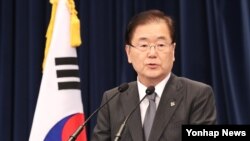 한국의 정의용 청와대 국가안보실장이 9일 오후 청와대 춘추관 대브리핑실에서 사드 배치 논란과 관련해 브리핑 하고 있다.