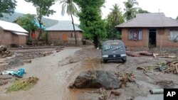 រថយន្ត​ដែល​រងការខូចខាត​ដោយសារ​ទឹកជំនន់​នៅ​លើ​កោះ Lembata ខេត្ត East Nusa Tenggara នៃ​ប្រទេស​ឥណ្ឌូនេស៊ី នៅ​ថ្ងៃអាទិត្យ ទី៤ ខែមេសា ឆ្នាំ២០២១។