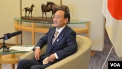 4일 VOA와 인터뷰 중인 스가 요시히데 일본 관방장관.