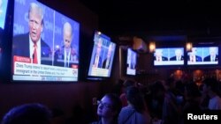 位于华盛顿的观看总统辩论的派对