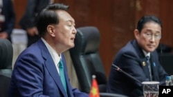 韩国总统尹锡悦(左)于2023年9月6日在印度尼西亚雅加达举行的东盟+3峰会上发表讲话，日本首相岸田文雄在场。(美联社照片)