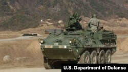 미 육군 소속 스트라이커 장갑차 부대가 한국 포천시 로드리게스 훈련장에서 실사격 훈련에 참가했다.