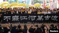 香港“占中九子”进入西九龙法庭前拉横幅言志。(2019年4月24日)