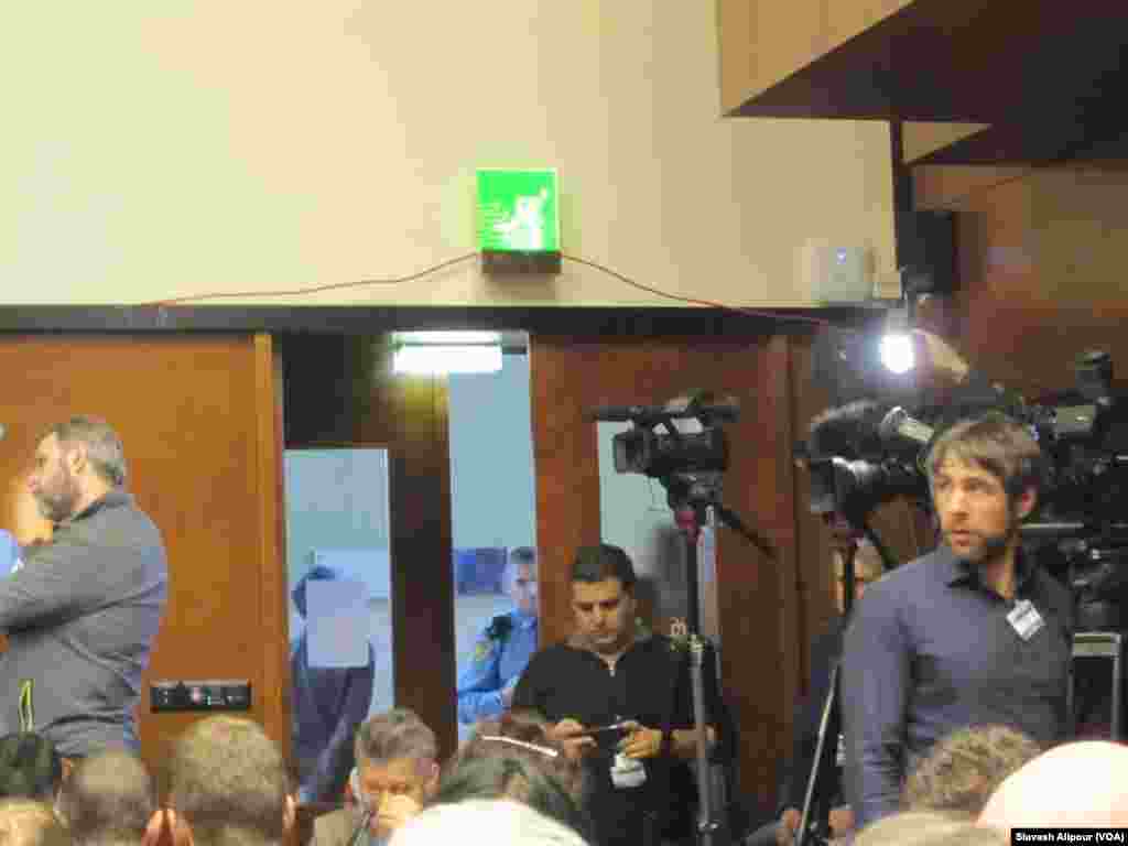 سیاوش علیپور فیلم بردار صدای آمریکا هم در گوشه ای از سالن کنفرانس.