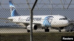 Un Airbus A320 d'Egyptair sur la piste de l'aéroport de Larnaca, Chypre, 29 mars, 2016.