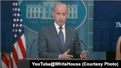 资料照：2025年5月1日，美国白宫副幕僚长任斯蒂芬·米勒在白宫新闻发布会上向记者发表讲话。