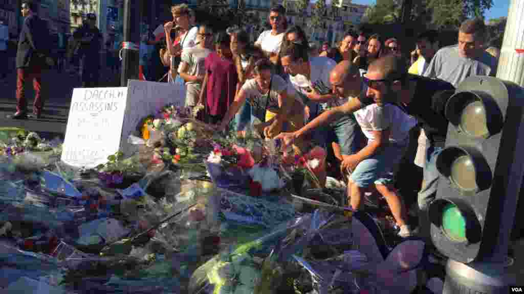 اهدای گل به یاد جان باختگان نیس