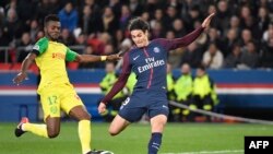 L'attaquant uruguayen de PSG Edinson Cavani aux prises avec le défenseur nigérian de Nantes Chidozie Awaziem lors du match de football L1 entre le Paris Saint-Germain (PSG) et Nantes (FCN) au Parc des Princes, Paris, 18 novembre 2017 Source: AFP