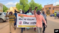 尼日尔总统巴祖姆的支持者在首都尼亚美游行，反对政变。（2023年7月26日）
